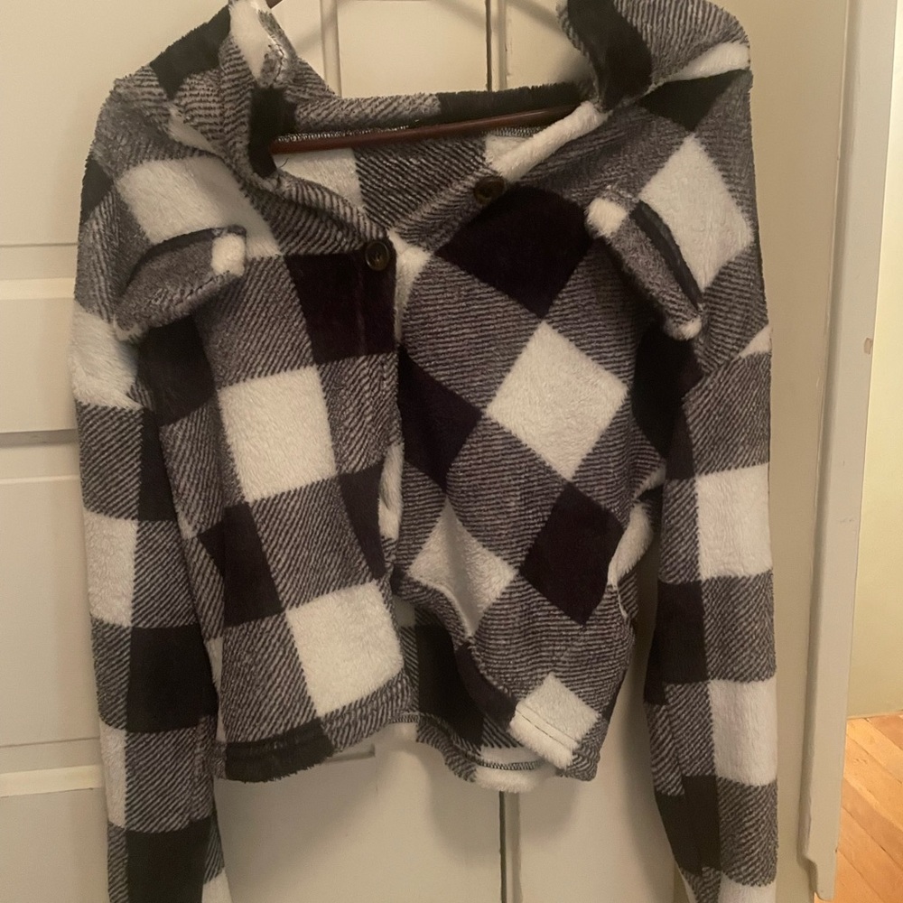 longsleeve black and white fuzzy fleece!